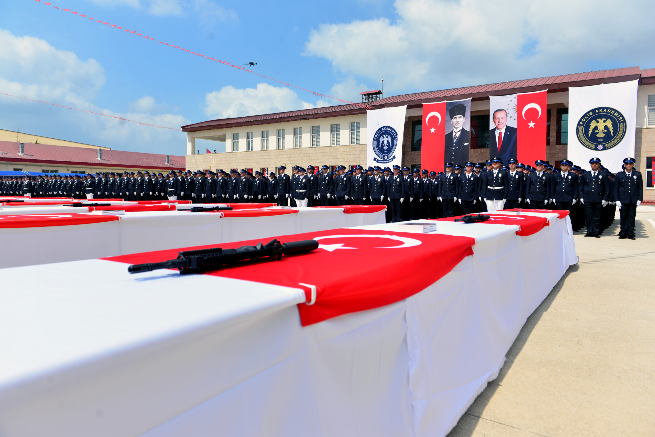 Polis adayı, mezuniyet töreninde kız arkadaşına evlilik teklifi etti