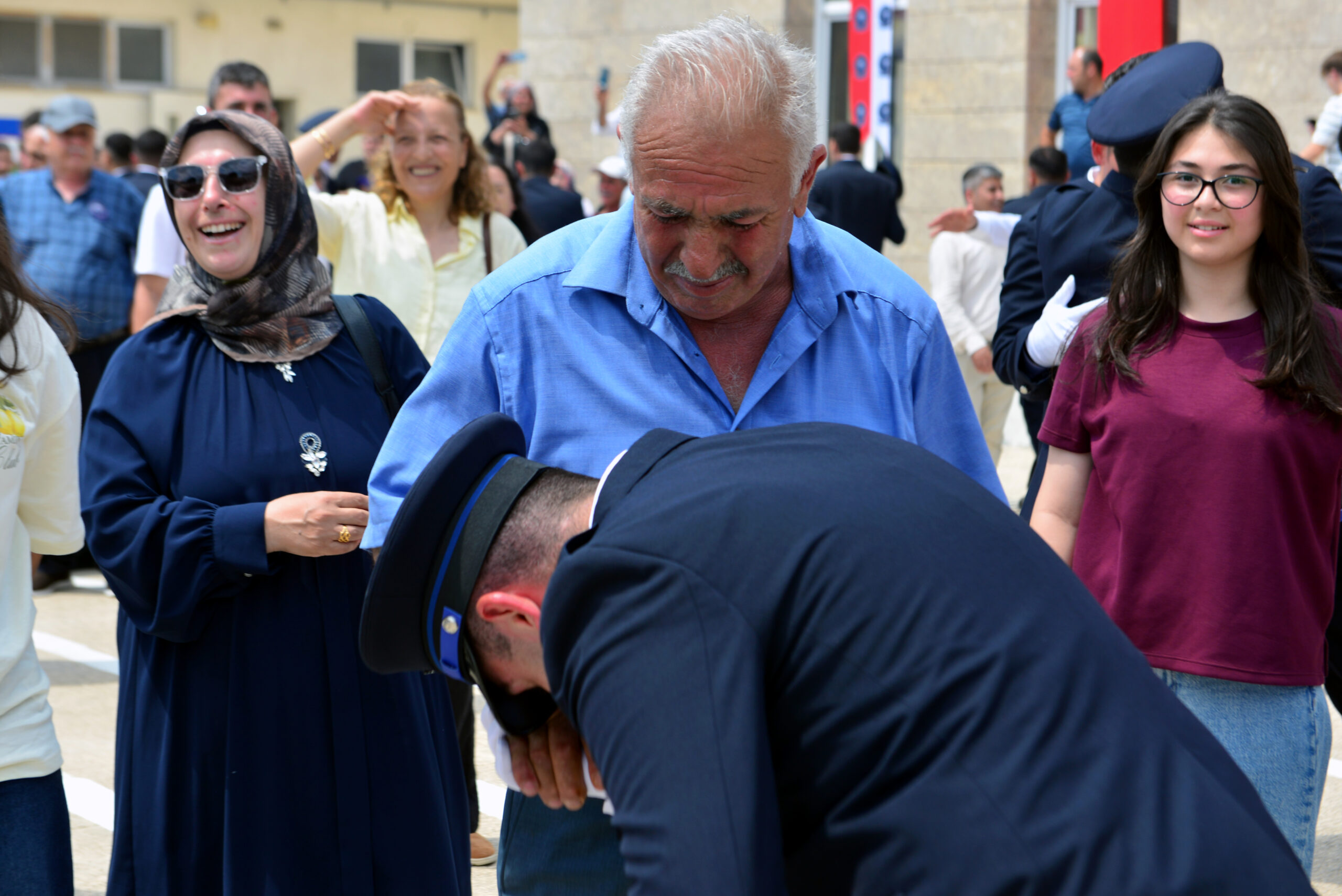 Polis adayı, mezuniyet töreninde kız arkadaşına evlilik teklifi etti