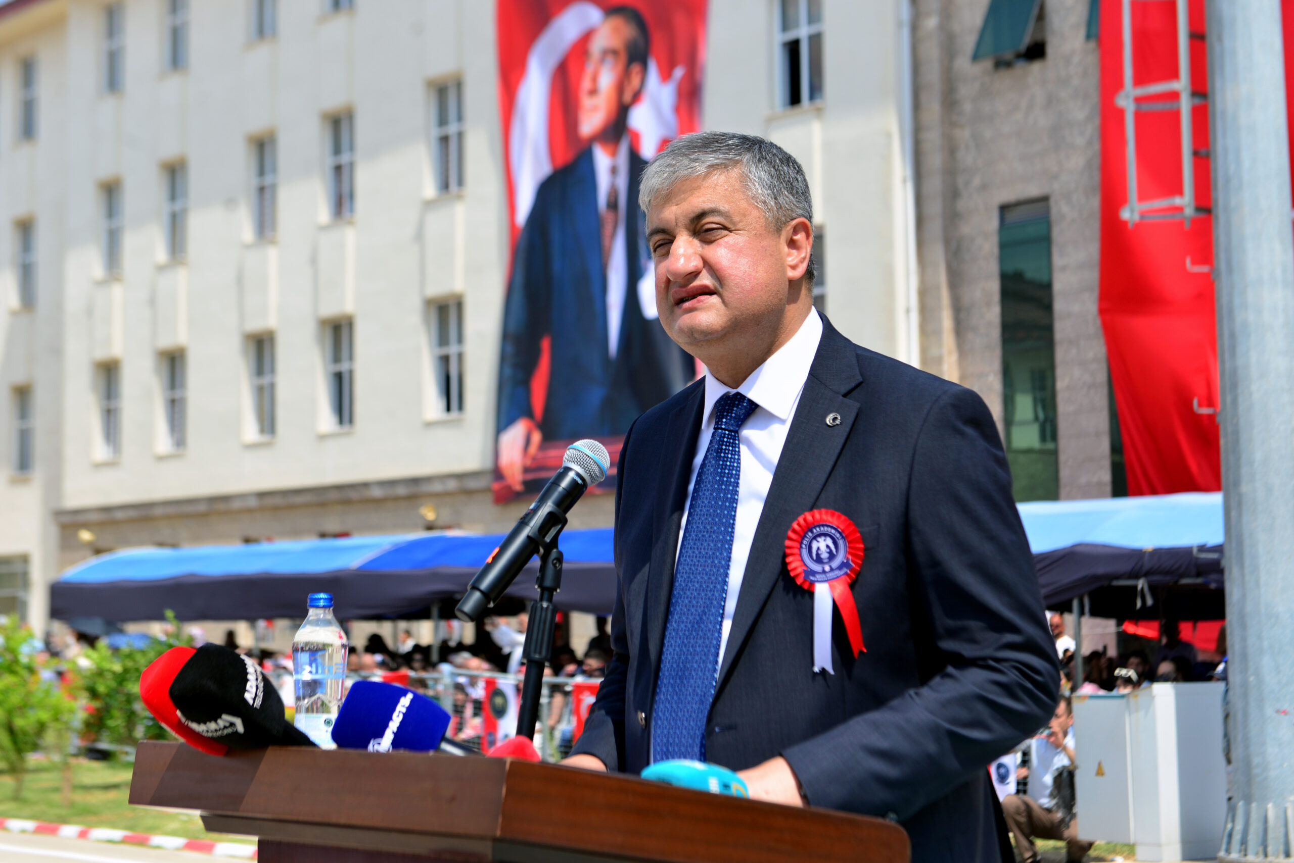 Polis adayı, mezuniyet töreninde kız arkadaşına evlilik teklifi etti