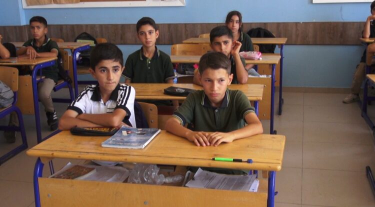 Öğretmenlerinin desteğiyle aştıkları kekemelik sorununun ardından okula yeniden bağlandılar