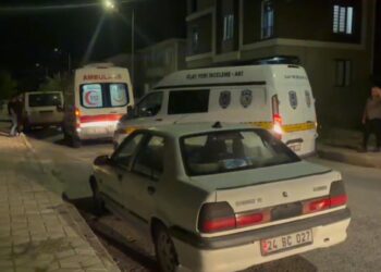 Boşandığı eşi ile yanındakini pompalı tüfekle öldürdü