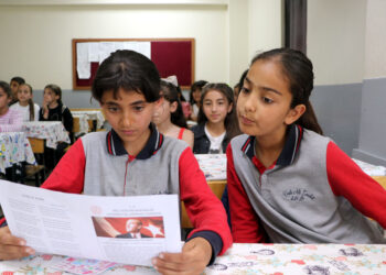 3 yıl okulun tek öğrencisiydi; nakil sonrası 32 arkadaşıyla karne heyecanı yaşadı
