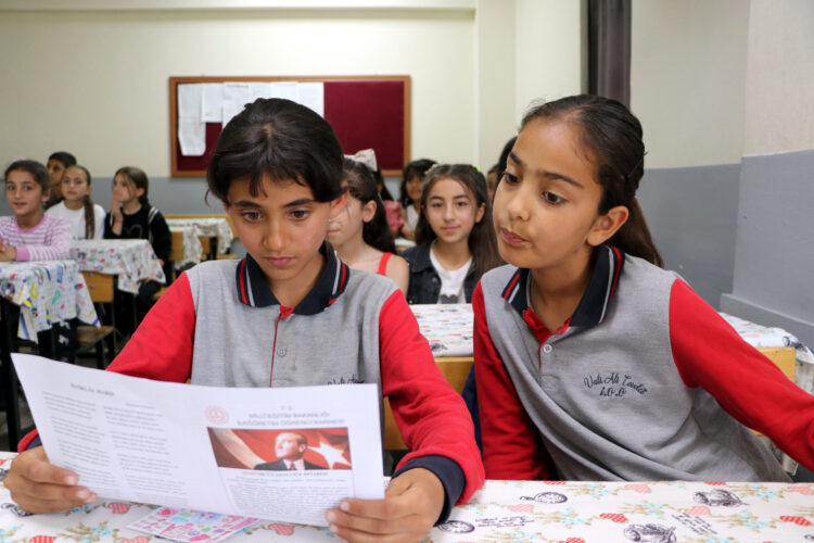 3 yıl okulun tek öğrencisiydi; nakil sonrası 32 arkadaşıyla karne heyecanı yaşadı