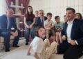 Evinde eğitim gören serebral palsili Elif 'in karnesini Vali Bozkurt verdi