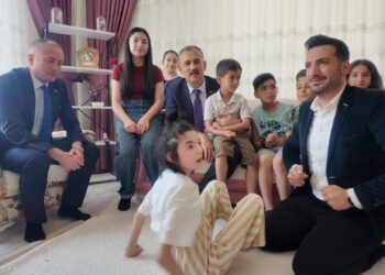 Evinde eğitim gören serebral palsili Elif 'in karnesini Vali Bozkurt verdi