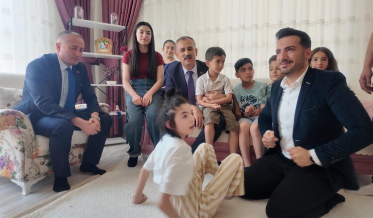 Evinde eğitim gören serebral palsili Elif 'in karnesini Vali Bozkurt verdi