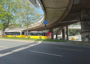 Beşiktaş’ta motosiklet iki kadına çarptı; kaza kamerada