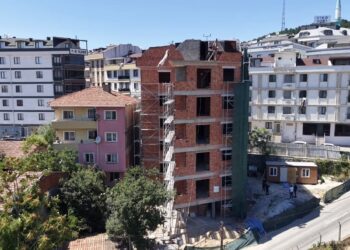 Çekmeköy'de bir binanın eğri durduğu iddiasına ilişkin konuşan Belediye Başkanı Çerkez: Herhangi bir olumsuzluk görülmüyor
