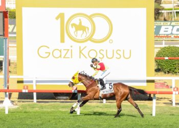 Ünlüler, Hipodrom.com locasında 100'üncü Gazi Koşusu heyecanını yaşadı