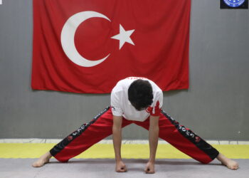 Ağabeyinin teşvikiyle başladığı kick boksta dünya şampiyonu oldu