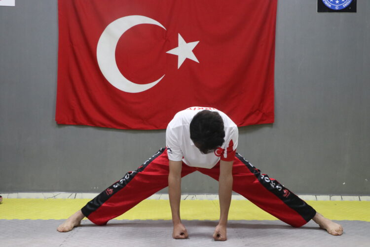 Ağabeyinin teşvikiyle başladığı kick boksta dünya şampiyonu oldu