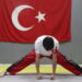 Ağabeyinin teşvikiyle başladığı kick boksta dünya şampiyonu oldu
