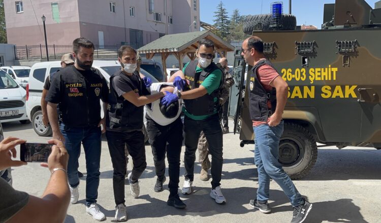 Sokakta 5 kişiyi bıçaklayıp 75 yıl ceza almıştı; cezaevinde intihar etti