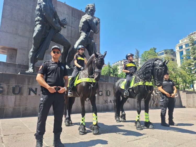 NATO Zirvesi öncesi Ankara'da atlı polislerden devriye