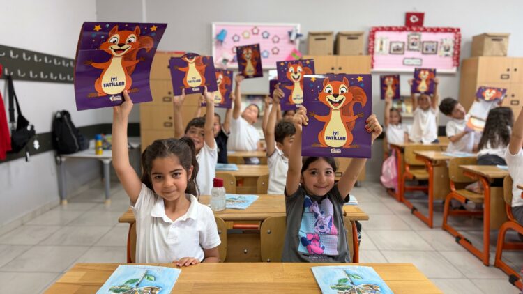 Karne heyecanı sona erdi! Milyonlarca öğrenci yaz tatiline başladı