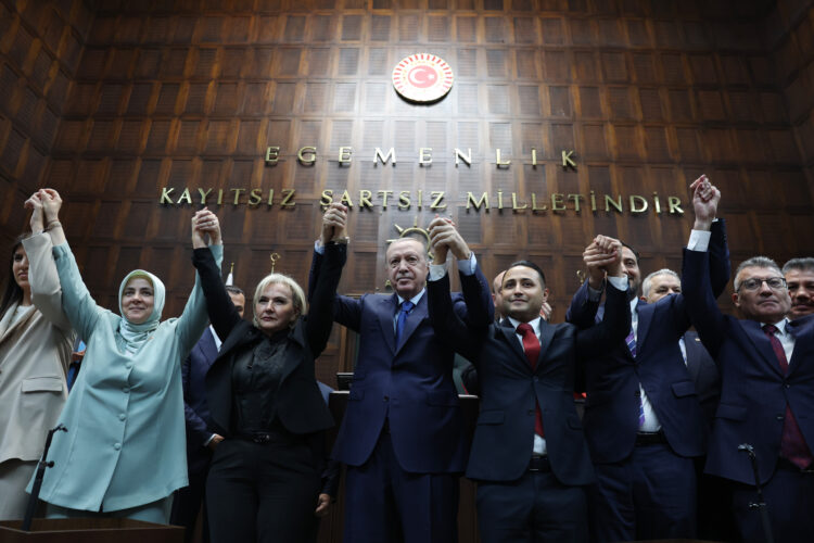 CHP'den istifa eden Nimet Özdemir AK Parti’ye katıldı!
