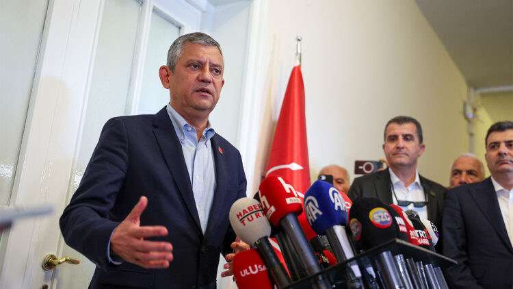 Özgür Özel rest çekti: "O kürsüyü atanmış birine teslim etmem"