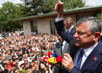 Özgür Özel, Dikmen kapısı önünde vatandaşlara hitap etti