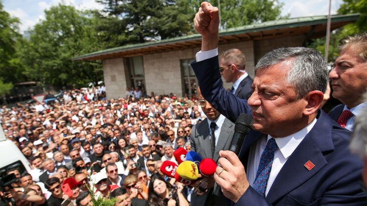 Özgür Özel, Dikmen kapısı önünde vatandaşlara hitap etti