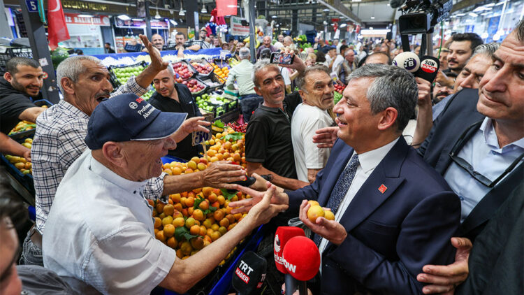 Özgür Özel'e Ulus Hali’nde sevgi seli