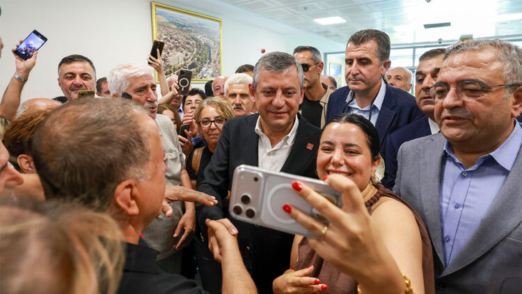 Özgür Özel Diyarbakır’da Demirtaş’ın selamını iletti: Başımızın gözümüzün üstünde