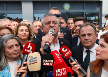 Özgür Özel'den açlık grevindeki öğretmenlere destek ziyareti