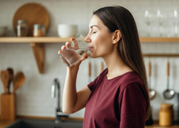 Günde kaç litre su içilmeli? Yaşa göre ideal su tüketimi ve uzmanların önerileri