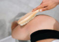 Kuru fırçalama (Dry Brushing) nedir? Selülite iyi gelir mi?