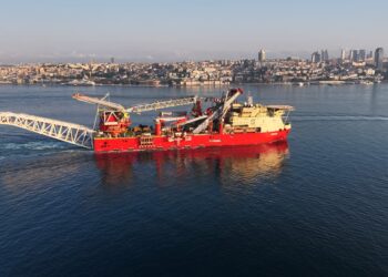 Boru döşeme gemisi 'JSD6000' İstanbul Boğazı'ndan geçti