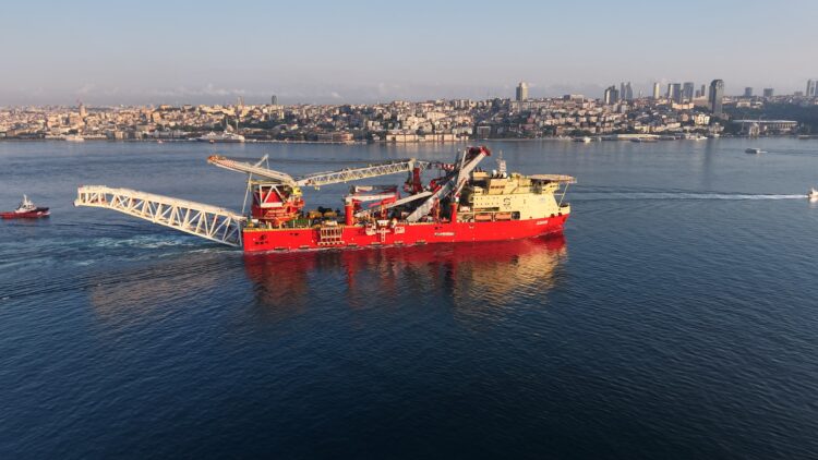 Boru döşeme gemisi 'JSD6000' İstanbul Boğazı'ndan geçti