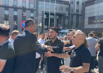 Etimesgut Belediyesi önünde bekleyen vatandaşlar arasında arbede yaşandı