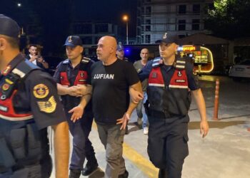 Uyuşturucu operasyonunda gözaltına alınan yönetmen Ezel Akay ile kardeşi adliyeye sevk edildi