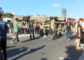 Sarıyer TEM Otoyolu’nda midibüs devrildi; 16 yaralı