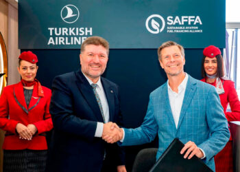 Hava Yolları (THY) havacılık ekosisteminde sürdürülebilir havacılık yakıtı (SAF) gelişimini desteklemek amacıyla Burnham Sterling Asset Management'in (BSAM) yönettiği SAFFA Fund I LP (SAFFA Fonu) ünvanlı fona katıldı. THY uzun vadeli büyüme stratejisi, sürdürülebilirlik odaklı hedefleri, tedarik zinciri güvenliği vizyonu doğrultusunda çalışmasını sürdürüyor. Bu kapsamda havayolu sürdürülebilir havacılık yakıtı (SAF) gelişimini desteklemek amacıyla Burnham Sterling Asset Management (BSAM)’in yönettiği SAFFA Fund I LP (SAFFA Fonu) ünvanlı fona katılımına yönelik sözleşme imzaladı. Aralık 2023’te kurulan SAFFA Fonu, sürdürülebilir havacılık yakıtlarının üretim kapasitesini artırmak ve havacılık sektörünün karbon azaltım hedeflerini desteklemek amacıyla oluşturuldu. THY’nin fona katılımı, sürdürülebilir havacılık yakıtlarına erişimi desteklemenin yanı sıra, sektörün geleceğini şekillendiren yatırım, ham madde geliştirme ve teknoloji projelerine daha yakın konumlanmasını sağlamış; havacılıkta sürdürülebilir büyüme ve tedarik güvenliği hedefleri doğrultusundaki stratejik konumunu daha da pekiştiriyor. 'ÖNCÜ ROL ÜSTLENMEYE DEVAM EDECEĞİZ' SAFFA Fonu’na katılım hakkında açıklamalarda bulunan THY Genel Müdür (Yatırım ve Strateji) Yardımcısı Levent Konukcu,“Havacılık sektöründeki iş birliklerimiz, uzun vadeli planlarımız ve sürdürülebilir havacılık hedeflerimiz doğrultusunda, SAFFA Fonu’na katılımımızı duyurmaktan memnuniyet duyuyoruz. Bu yatırım ile yalnızca sürdürülebilir havacılık yakıtı ekosisteminin gelişimine katkı sağlamayı değil, aynı zamanda sektörün geleceğini şekillendiren yenilikçi projelerin desteklenmesinde aktif rol üstlenmeyi hedefliyoruz. SAFFA Fonu aracılığıyla kurulan güçlü uluslararası iş birlikleri, sürdürülebilir havacılık yakıtlarına erişimimizi desteklerken, tedarik güvenliğimizi güçlendirmemize ve küresel havacılık sektörünün dönüşümüne katkıda bulunmamıza imkân sağlayacaktır. Türk Hava Yolları olarak sürdürülebilir büyüme vizyonumuz doğrultusunda sektörümüze değer katmaya ve küresel havacılığın geleceğinde öncü rol üstlenmeye devam edeceğiz” dedi. 'GURUR DUYUYORUZ' Burnham Sterling Asset Management LLC İcra Kurulu Başkan Yardımcısı Michael Dickey Morgan ise "SAFFA Fonu, farklı yatırım türleri ve coğrafyalardaki Sürdürülebilir Havacılık Yakıtı (SAF) projelerine sermaye yönlendirmek amacıyla oluşturuldu. Türk Hava Yolları’nın yatırımı, bu stratejinin ölçeğini büyütürken aynı zamanda Fon katılımcılarının bu varlık sınıfına duyduğu güveni de ortaya koyuyor. Türk Hava Yolları’nın SAFFA Fonu’na yaptığı taahhüt, dünyanın önde gelen hava yolu şirketlerinin bu dönüşümü uzun vadede vazgeçilmez gördüğünün güçlü bir göstergesidir. Bu ilerlemeye katkı sağlamaktan gurur duyuyoruz" ifadelerini kullandı.