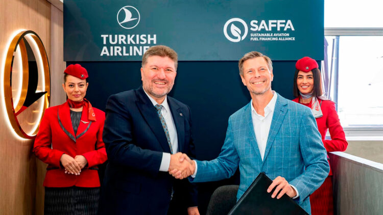Hava Yolları (THY) havacılık ekosisteminde sürdürülebilir havacılık yakıtı (SAF) gelişimini desteklemek amacıyla Burnham Sterling Asset Management'in (BSAM) yönettiği SAFFA Fund I LP (SAFFA Fonu) ünvanlı fona katıldı. THY uzun vadeli büyüme stratejisi, sürdürülebilirlik odaklı hedefleri, tedarik zinciri güvenliği vizyonu doğrultusunda çalışmasını sürdürüyor. Bu kapsamda havayolu sürdürülebilir havacılık yakıtı (SAF) gelişimini desteklemek amacıyla Burnham Sterling Asset Management (BSAM)’in yönettiği SAFFA Fund I LP (SAFFA Fonu) ünvanlı fona katılımına yönelik sözleşme imzaladı. Aralık 2023’te kurulan SAFFA Fonu, sürdürülebilir havacılık yakıtlarının üretim kapasitesini artırmak ve havacılık sektörünün karbon azaltım hedeflerini desteklemek amacıyla oluşturuldu. THY’nin fona katılımı, sürdürülebilir havacılık yakıtlarına erişimi desteklemenin yanı sıra, sektörün geleceğini şekillendiren yatırım, ham madde geliştirme ve teknoloji projelerine daha yakın konumlanmasını sağlamış; havacılıkta sürdürülebilir büyüme ve tedarik güvenliği hedefleri doğrultusundaki stratejik konumunu daha da pekiştiriyor. 'ÖNCÜ ROL ÜSTLENMEYE DEVAM EDECEĞİZ' SAFFA Fonu’na katılım hakkında açıklamalarda bulunan THY Genel Müdür (Yatırım ve Strateji) Yardımcısı Levent Konukcu,“Havacılık sektöründeki iş birliklerimiz, uzun vadeli planlarımız ve sürdürülebilir havacılık hedeflerimiz doğrultusunda, SAFFA Fonu’na katılımımızı duyurmaktan memnuniyet duyuyoruz. Bu yatırım ile yalnızca sürdürülebilir havacılık yakıtı ekosisteminin gelişimine katkı sağlamayı değil, aynı zamanda sektörün geleceğini şekillendiren yenilikçi projelerin desteklenmesinde aktif rol üstlenmeyi hedefliyoruz. SAFFA Fonu aracılığıyla kurulan güçlü uluslararası iş birlikleri, sürdürülebilir havacılık yakıtlarına erişimimizi desteklerken, tedarik güvenliğimizi güçlendirmemize ve küresel havacılık sektörünün dönüşümüne katkıda bulunmamıza imkân sağlayacaktır. Türk Hava Yolları olarak sürdürülebilir büyüme vizyonumuz doğrultusunda sektörümüze değer katmaya ve küresel havacılığın geleceğinde öncü rol üstlenmeye devam edeceğiz” dedi. 'GURUR DUYUYORUZ' Burnham Sterling Asset Management LLC İcra Kurulu Başkan Yardımcısı Michael Dickey Morgan ise "SAFFA Fonu, farklı yatırım türleri ve coğrafyalardaki Sürdürülebilir Havacılık Yakıtı (SAF) projelerine sermaye yönlendirmek amacıyla oluşturuldu. Türk Hava Yolları’nın yatırımı, bu stratejinin ölçeğini büyütürken aynı zamanda Fon katılımcılarının bu varlık sınıfına duyduğu güveni de ortaya koyuyor. Türk Hava Yolları’nın SAFFA Fonu’na yaptığı taahhüt, dünyanın önde gelen hava yolu şirketlerinin bu dönüşümü uzun vadede vazgeçilmez gördüğünün güçlü bir göstergesidir. Bu ilerlemeye katkı sağlamaktan gurur duyuyoruz" ifadelerini kullandı.