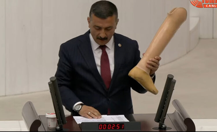 TSK'nın 2 yıl Somali'de görev yapmasına ilişkin tezkere kabul edildi; İYİ Partili Selçuk Türkoğlu kürsüye protez bir bacakla çıktı