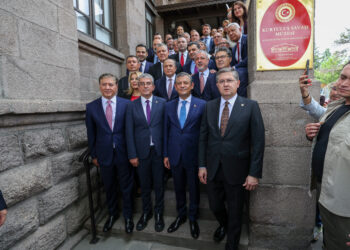 Özgür Özel Yeni Parti’nin genel başkanı seçildi