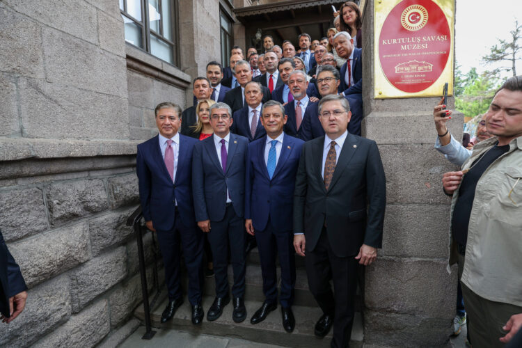 Özgür Özel Yeni Parti’nin genel başkanı seçildi