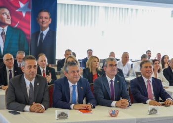 Özgür Özel Yeni Parti’nin genel başkanı seçildi
