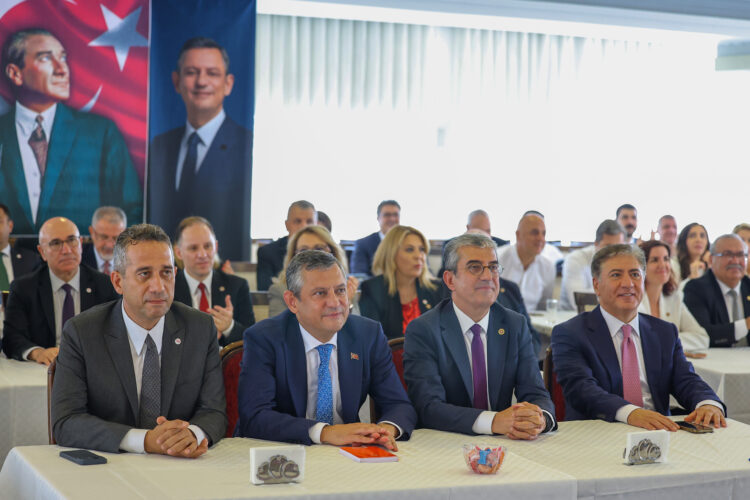 Özgür Özel Yeni Parti’nin genel başkanı seçildi