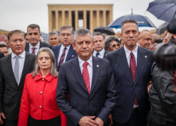 YENİ Parti Genel Başkanı Özgür Özel Anıtkabir’i ziyaret etti