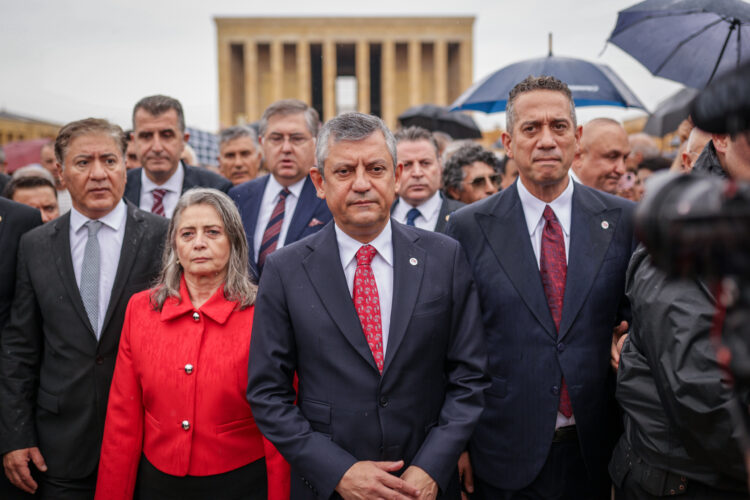 YENİ Parti Genel Başkanı Özgür Özel Anıtkabir’i ziyaret etti