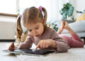 Çocuğun elindeki tablet mi, yoksa beynindeki yük mü?