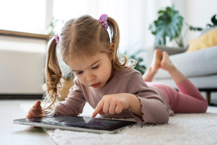 Çocuğun elindeki tablet mi, yoksa beynindeki yük mü?