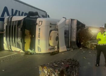 Kırıkkale’de devrilen hurda yüklü TIR'ın şoförü yaralandı