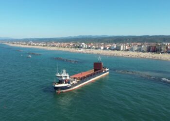 Karaya oturan yük gemisi kurtarıldı