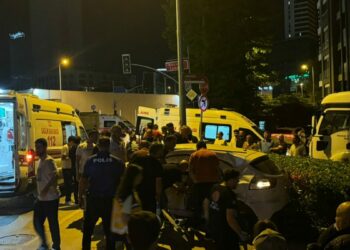 Ümraniye’de hafriyat kamyonu ile otomobil çarpıştı: 1'i ağır 4 yaralı