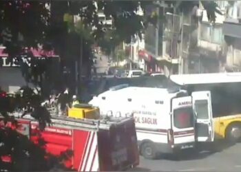 Fatih'te İETT otobüsü ambulansa çarptı; 3 yolcu yaralandı -2