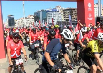 15 Temmuz etkinlikleri kapsamında düzenlenen bisiklet turu Taksim'de başladı