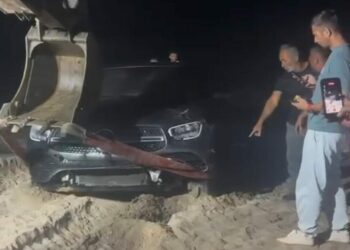 Kandıra’da otomobil denize girdi